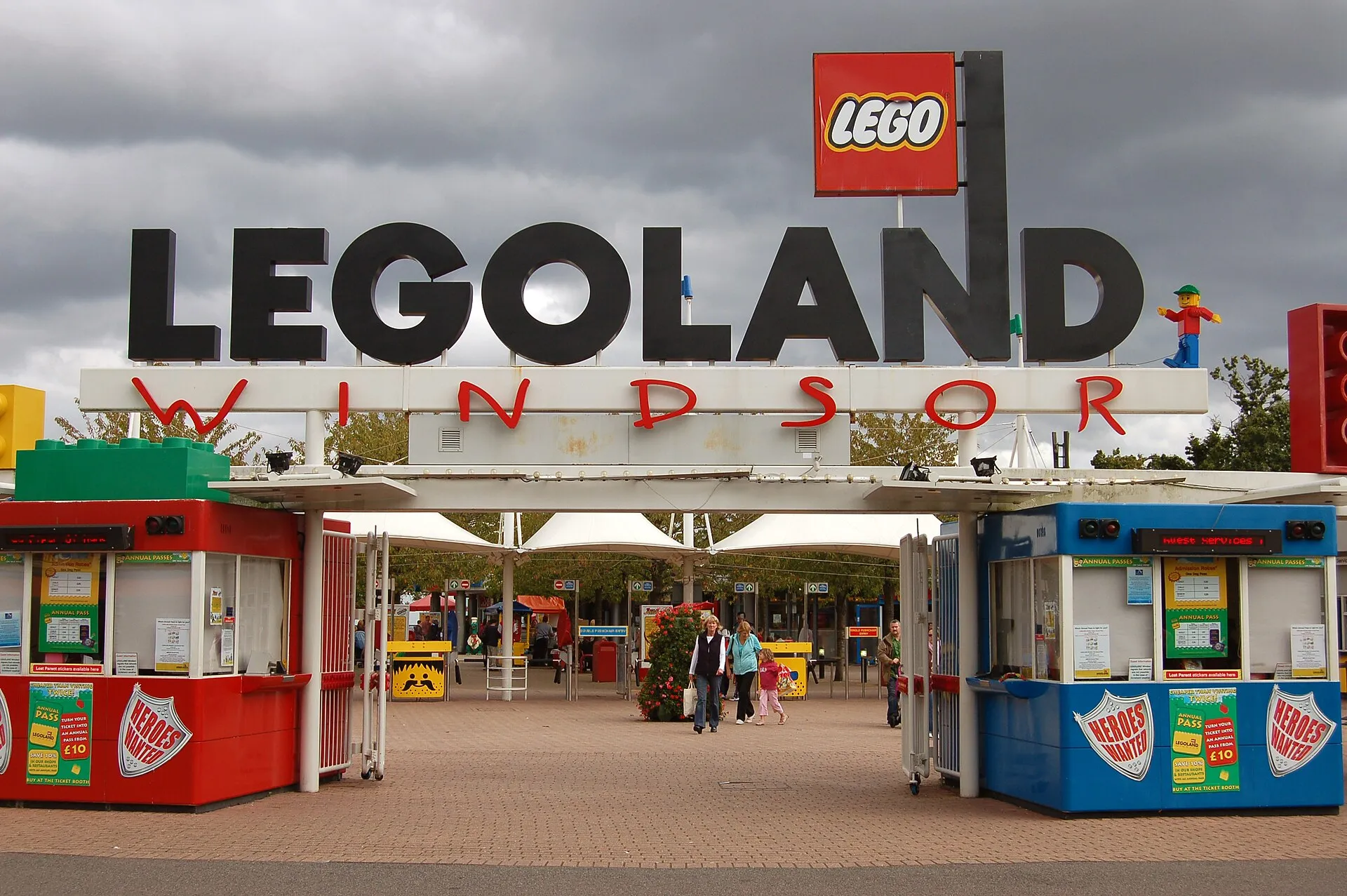 Entrance gate of LEGOLAND Windsor Resort with the LEGOLAND sign and ticket booths