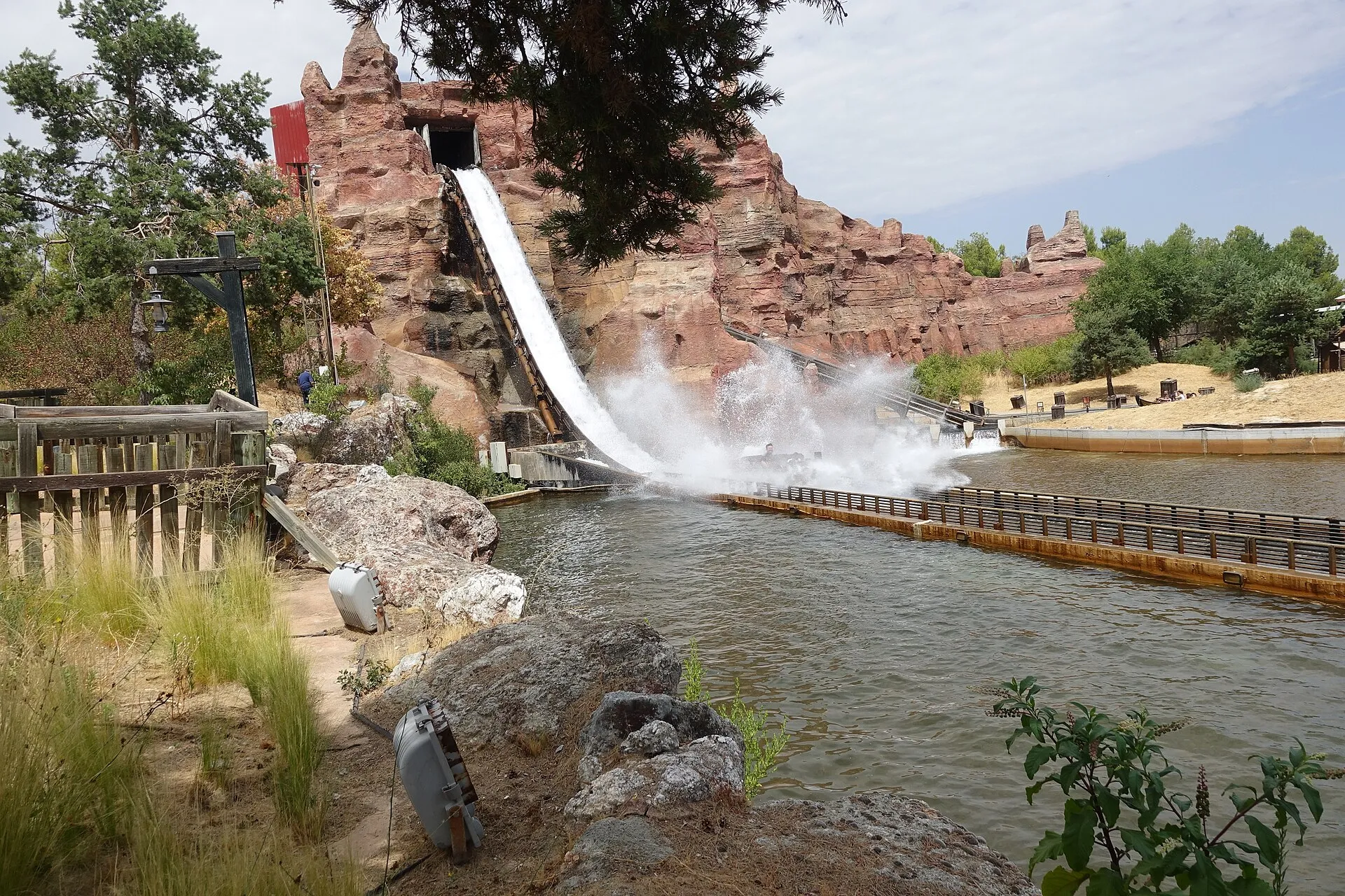 Splashdown of the Rio Bravo water ride between red canyon rocks at Parque Warner Madrid
