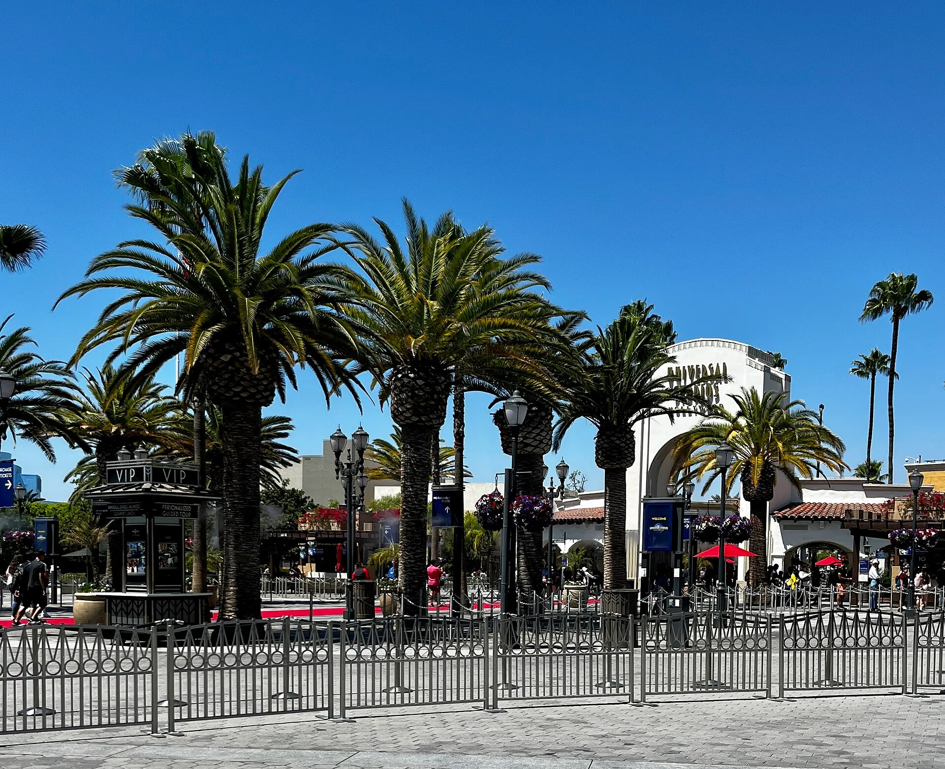 Main entrance arch and globe fountain of Universal Studios Hollywood